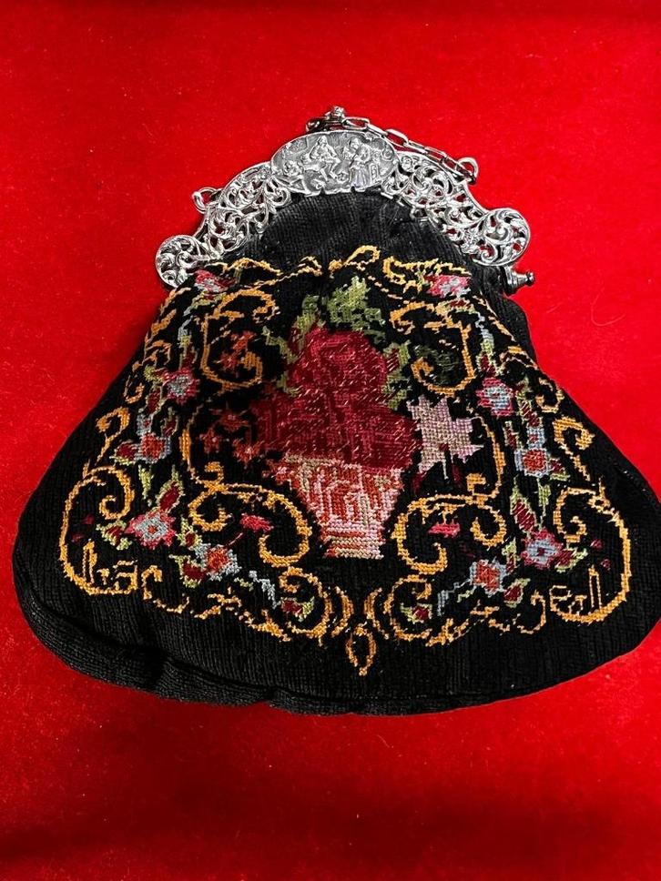 62) Antieke tas met een zilveren sluiting en ketting., Antiek en Kunst, Antiek | Kleding en Accessoires, Dames, Ophalen of Verzenden