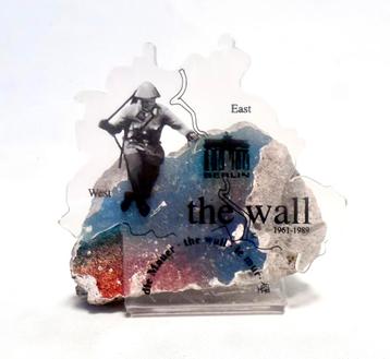 Stukje uit de Berlijnse muur *collectors item *design* beschikbaar voor biedingen