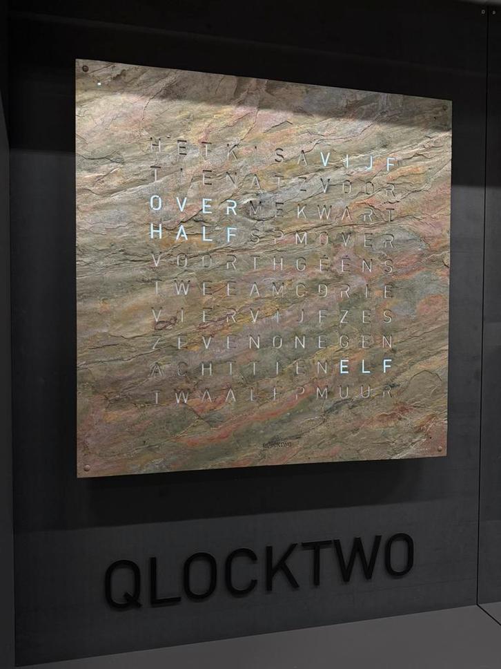 Nieuw Qlocktwo Earth Glintscape Woordklok Design Klok 90, Huis en Inrichting, Woonaccessoires | Klokken, Nieuw, Wandklok, Ophalen of Verzenden
