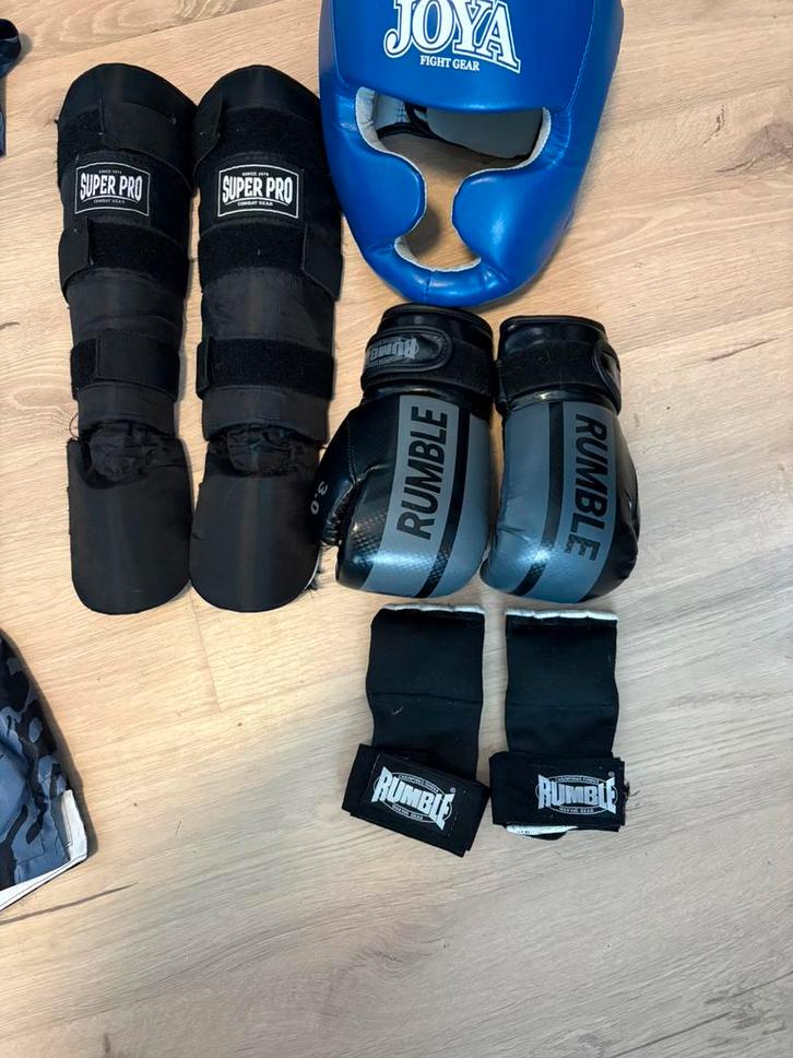 Kickboks set jongen 6/7 jaar, Sport en Fitness, Vechtsporten en Zelfverdediging, Gebruikt, Overige, Vechtsportmateriaal, Maat XS of kleiner