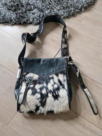 Mooie lederen tas van koeienvacht.  beschikbaar voor biedingen