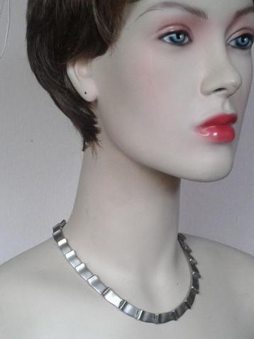 Kort COLLIER Modernisme ~ Massief ~ Zilverkleur Gesatineerd beschikbaar voor biedingen