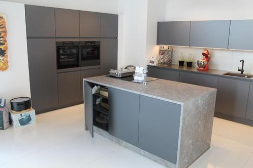 Showroom keuken Duitse fabrikant Nolte type Titan Grafiet af, Huis en Inrichting, Keuken | Complete keukens, Nieuw, Dubbelwandige keuken