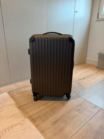 Mooie Bruine Koffer met Wieltjes beschikbaar voor biedingen