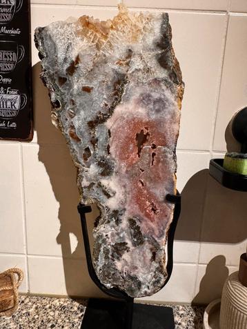 Roze amethist met standaard beschikbaar voor biedingen