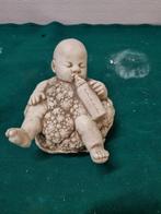 -	Beeld baby in bloemkool met fles, Verzamelen, Beelden en Beeldjes, Ophalen of Verzenden