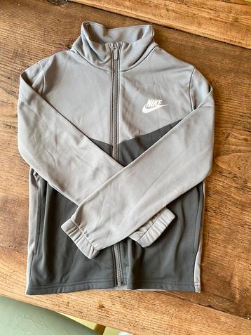 Nike trainingspak NIEUW maat 128 - 137 op te halen in Lemt beschikbaar voor biedingen