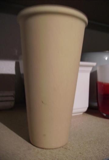 bloempot beige 21,5 cm. beschikbaar voor biedingen