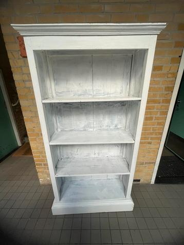 Solide houten boekenkast – wit geschilderd – 4 legplanken beschikbaar voor biedingen