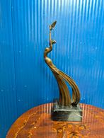 Bronzen beeld van een vrouw met vogel. 40 cm hoog, Antiek en Kunst, Antiek | Koper en Brons, Ophalen of Verzenden, Brons