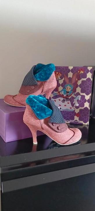 Aparte enkellaarsjes, Merk irregular choice, Kleding | Dames, Schoenen, Zo goed als nieuw, Zwart, Ophalen of Verzenden