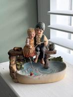 Lief oud Beeldje meisje en jongentje aan t vissen, Ophalen of Verzenden, Gebruikt, Mens