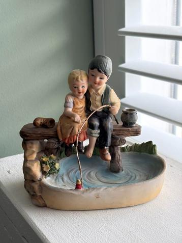 Lief oud Beeldje meisje en jongentje aan t vissen beschikbaar voor biedingen