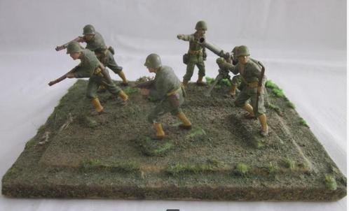 Diorama WW II 6 militairen in actie lengte figuren 5 cm., Verzamelen, Militaria | Tweede Wereldoorlog, Landmacht, Miniatuur of Beeldje