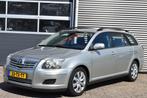 Toyota AVENSIS 1.8 VVTI TERRA / AIRCO / APK / TREKHAAK, Origineel Nederlands, Te koop, Airconditioning, Zilver of Grijs