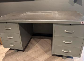 Retro vintage stalen bureau jaren ’70 – 151x76 cm – HPL blad beschikbaar voor biedingen