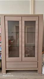 Mooie vitrinekast met glazen deuren en lade, Ophalen