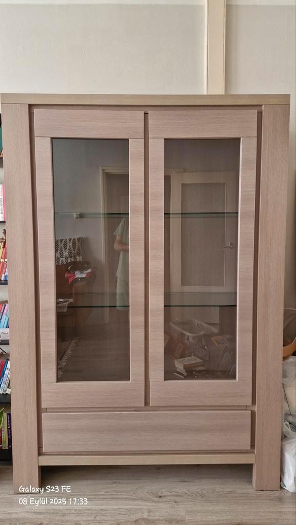 Mooie vitrinekast met glazen deuren en lade, Huis en Inrichting, Kasten | Vitrinekasten, Ophalen