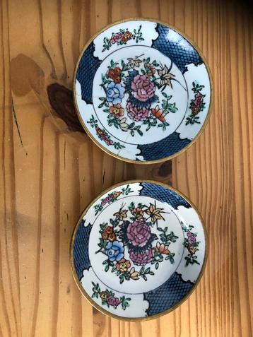 Twee decoratieve vintage schoteltjes beschikbaar voor biedingen