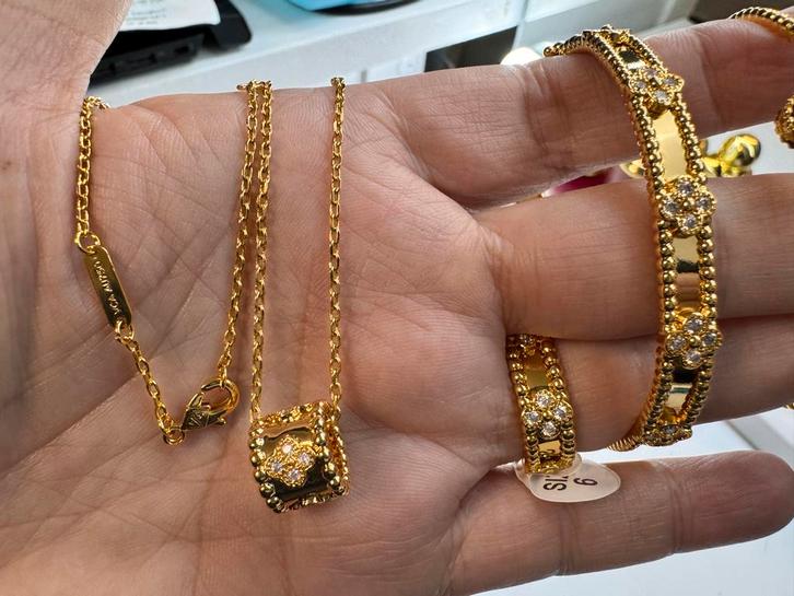 Van Cleef Perlee Set - 18k Goud Plated, Sieraden, Tassen en Uiterlijk, Kettingen, Nieuw, Goud, Ophalen of Verzenden