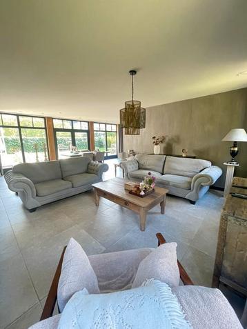 Mooie gecapituneerde 3 zits banken 2 stuks! beschikbaar voor biedingen