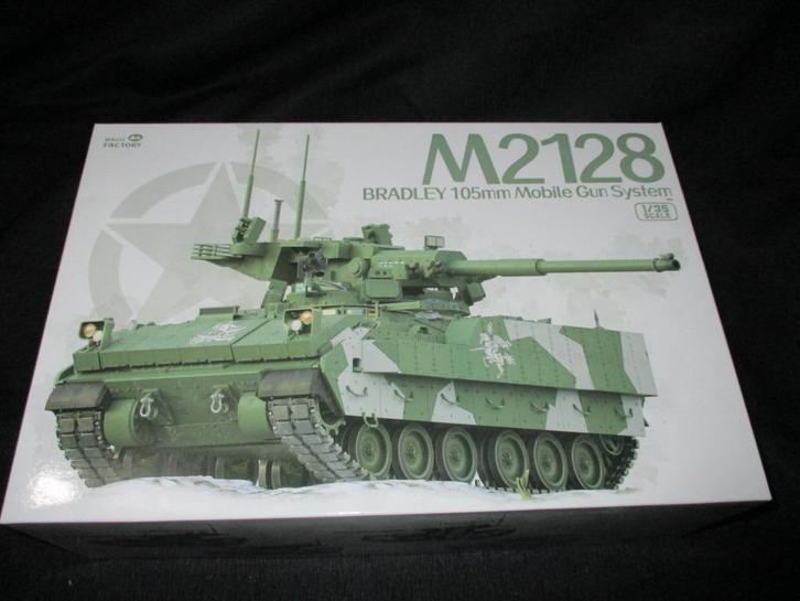 H-511,MAGIC FACTORY 1-35,NO,2013,M2128 Bradley 105mm, Hobby en Vrije tijd, Modelbouw | Auto's en Voertuigen, Nieuw, Tank, 1:32 tot 1:50