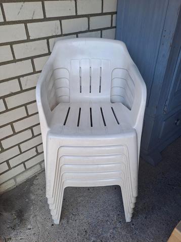 6 stapelbare kunststof tuinstoelen  beschikbaar voor biedingen