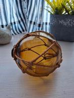 Antieke bruin glazen drijver in netje, Antiek en Kunst, Curiosa en Brocante, Ophalen of Verzenden