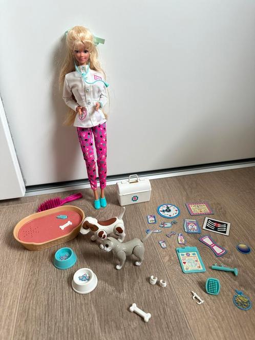 Dierenarts barbie met hond en kat 1996, Kinderen en Baby's, Speelgoed | Poppen, Zo goed als nieuw, Barbie, Ophalen of Verzenden