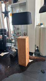 Staande lamp op zwaar houten voetstuk 140 hoog, Huis en Inrichting, Lampen | Vloerlampen, Ophalen, 150 tot 200 cm, Hout, Landelijk