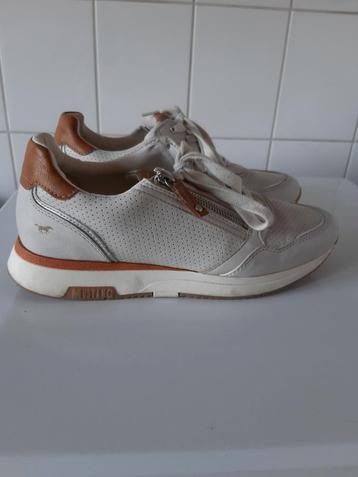 Te koop wit met bruine MUSTANG SNEAKERS MAAT 41 beschikbaar voor biedingen