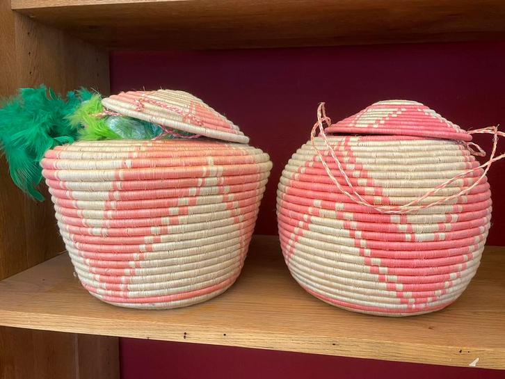 2x Afrikaanse mand - kan ook opgehangen (in badkamer bijv), Huis en Inrichting, Woonaccessoires | Schalen en Manden, Zo goed als nieuw