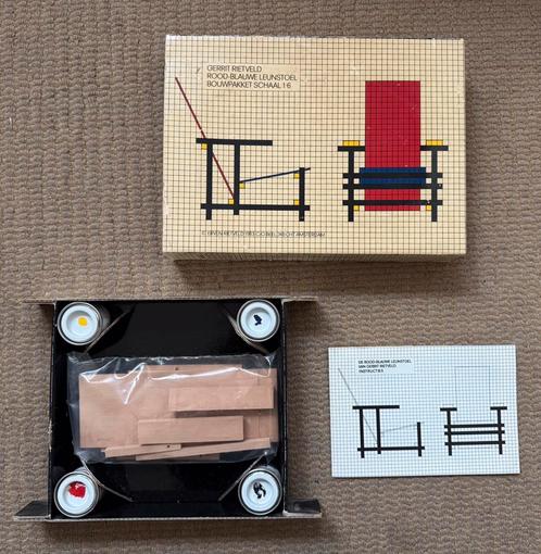 Gerrit Rietveld rood blauwe leunstoel schaal 1:6 miniatuur, Antiek en Kunst, Kunst | Designobjecten, Ophalen of Verzenden