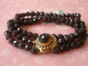 Zeeuwse Armband Met Royaal Gouden slot mt Granaat 1966-1988 beschikbaar voor biedingen