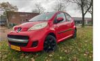 Peugeot 107 1.0 12V 5DR 2010 Rood nieuwe apk en voorbanden., Auto's, Peugeot, Voorwielaandrijving, 4 stoelen, 68 pk, Origineel Nederlands