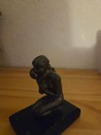 Bronzen beeldje van moeder met kind, Antiek en Kunst, Kunst | Beelden en Houtsnijwerken, Ophalen of Verzenden