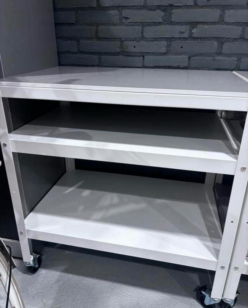 (Werk)tafel op draaiwielen, Doe-het-zelf en Verbouw, Werkbanken, Ophalen, Zo goed als nieuw