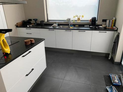 Grote Moderne mat witte keuken met schiereiland, Huis en Inrichting, Keuken | Complete keukens, Ophalen