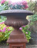 Mooie grote gietijzeren bloempot/tuinvaas op sokkel, Tuin en Terras, Ophalen, Gebruikt