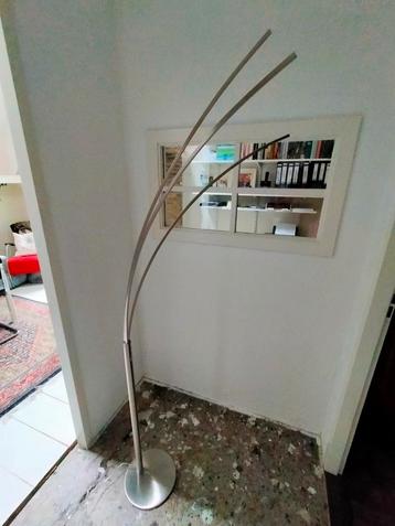 Moderne staande lamp beschikbaar voor biedingen