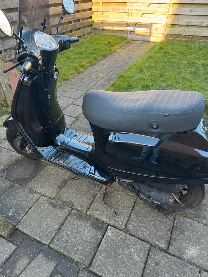 Agm VX50, Fietsen en Brommers, Snorfietsen en Snorscooters, Zo goed als nieuw, Overige merken, Benzine, Ophalen