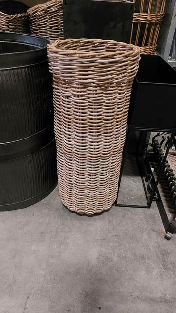 Mooie hoge rieten planten bak, staander. Riet beschikbaar voor biedingen