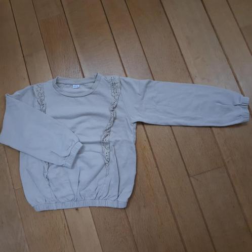Sweater beige met ruche maat 122/128, Kinderen en Baby's, Kinderkleding | Maat 122, Zo goed als nieuw, Jongen, Trui of Vest, Ophalen of Verzenden