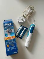 Tandenborstel met 2 opzetstukken Oral B, Ophalen of Verzenden, Zo goed als nieuw, Tandenborstel