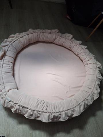 Baby nestje oud rose met roesels  beschikbaar voor biedingen