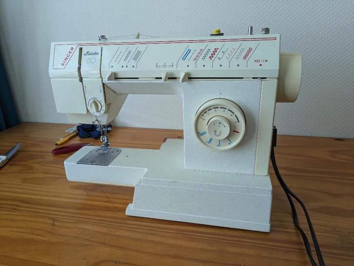 Singer Melody 60 naaimachine, in goede staat., Hobby en Vrije tijd, Naaimachines en Toebehoren, Gebruikt, Naaimachine, Singer