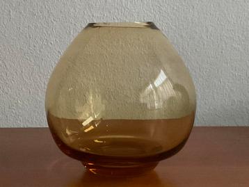 Max Verboeket (W.J.Rozendaal) amber vaasje Kristalunie 1960 beschikbaar voor biedingen