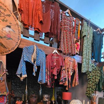 Grote Partij Vintage Kleding & Meubels - Opruiming! beschikbaar voor biedingen