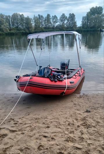 Rubberboot met buitenboordmotor en trailer. beschikbaar voor biedingen