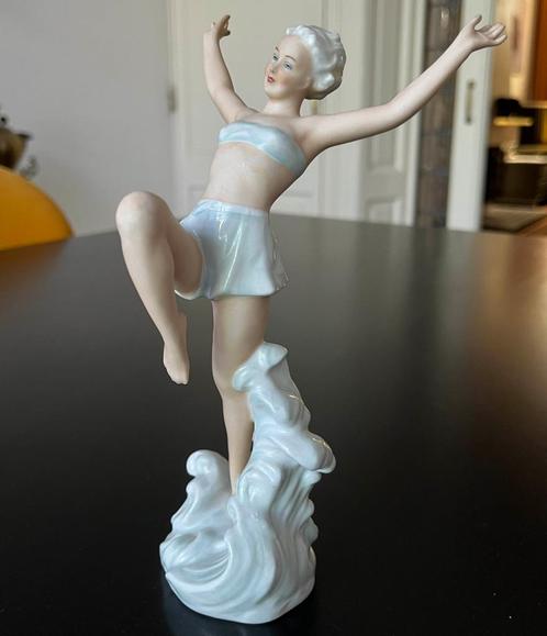 Schaubach Kunst. Art Deco beeldje van vrouw in golf., Verzamelen, Beelden en Beeldjes, Mens, Ophalen of Verzenden